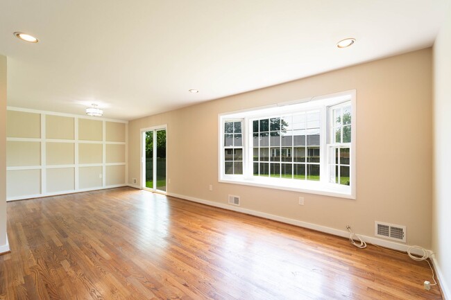 Building Photo - 5 BD 3 BA Oxon Hill, MD home is ideal for ...