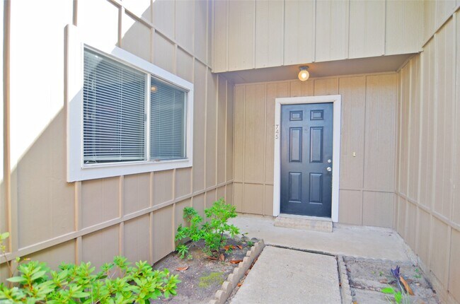 Building Photo - 745 Otter Creek Dr