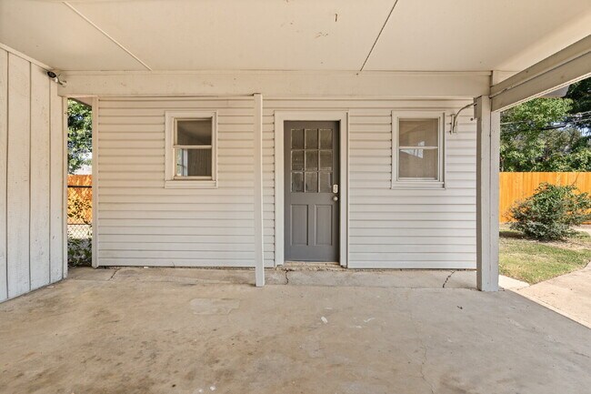 Building Photo - 3 Bed, 2 Bath Duplex (3rd bed is detached)