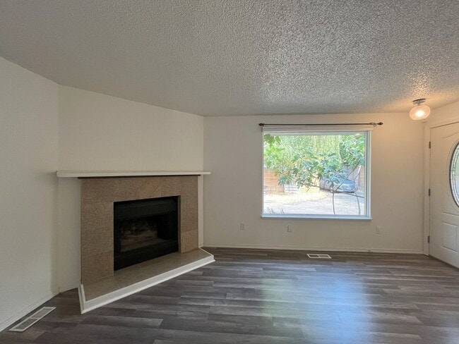 Building Photo - Spacious Yet Cozy 3BR/2BA Home with Garage...