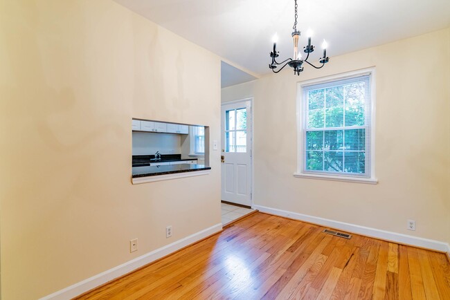Building Photo - Beautifully Maintained 3 Levels, 2 Bedroom...