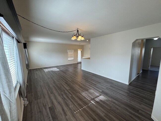 Building Photo - Quiet Home on Cul-De-Sac Available now!!