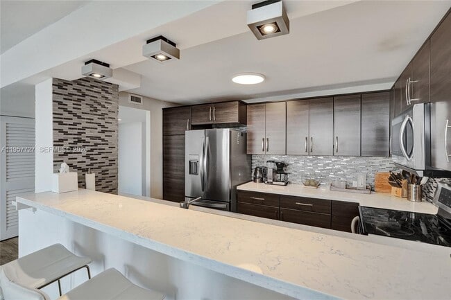 Building Photo - 10000 W Bay Harbor Dr