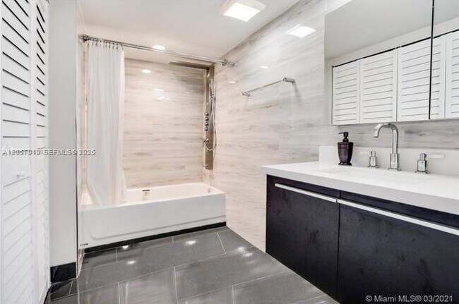 Building Photo - 16400 Collins Ave