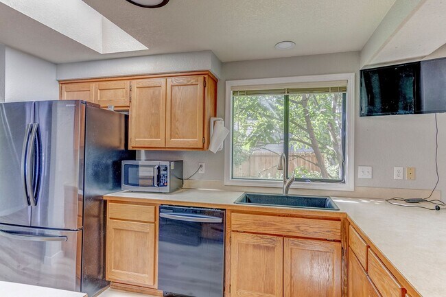 Building Photo - 3-bedroom 2.5-bathroom Home
