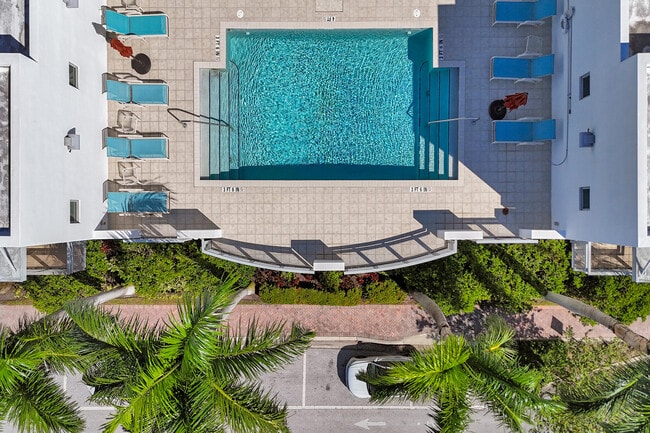 Building Photo - 365 SE 6th Ave