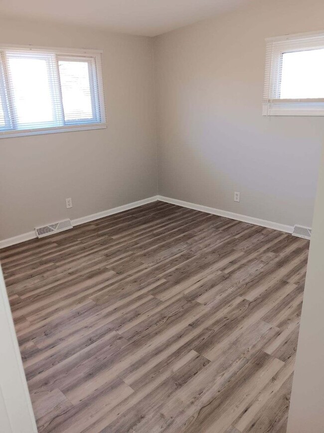 Building Photo - 3 bedroom 1 bath in Southwest Topeka