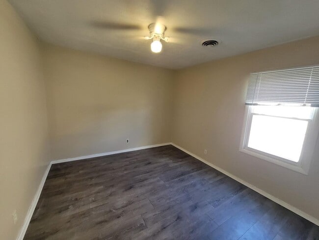 Building Photo - 3-bedroom house available now