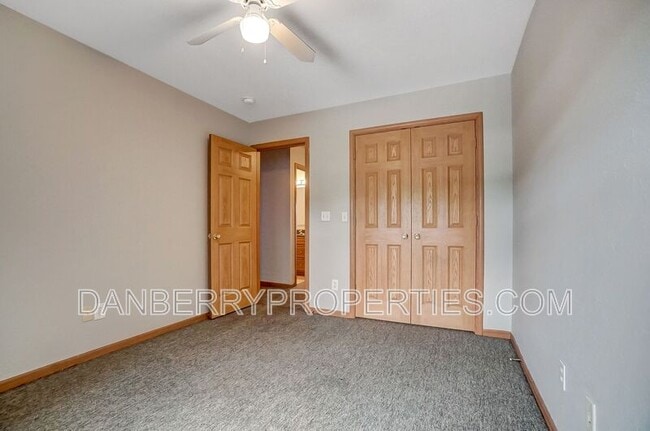 Building Photo - 1115 N Byrne Rd