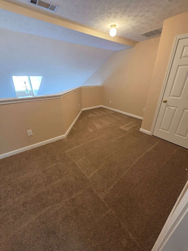 Building Photo - 2/2 Townhome close to shopping and dining