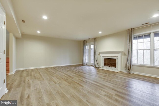 Building Photo - 8627 Trail View Dr