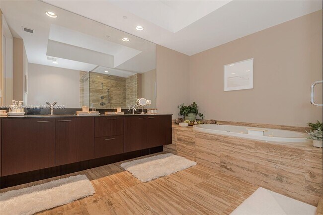 Building Photo - 16001 Collins Ave