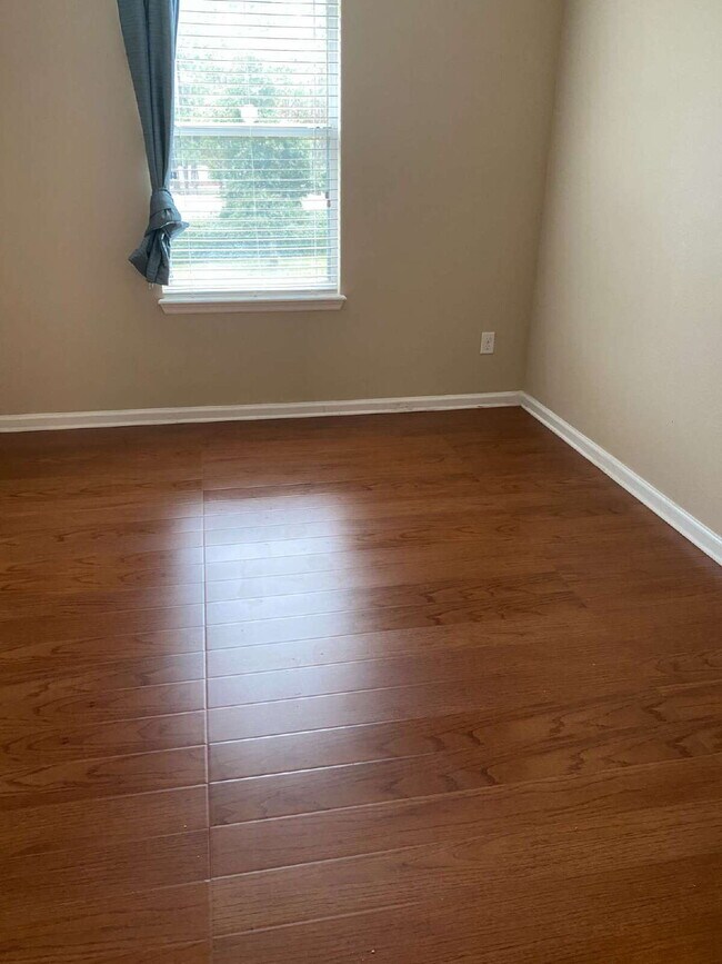 Building Photo - Beautiful 3-Bedroom Townhome in Desirable Oakleaf Plantation – Available Now!