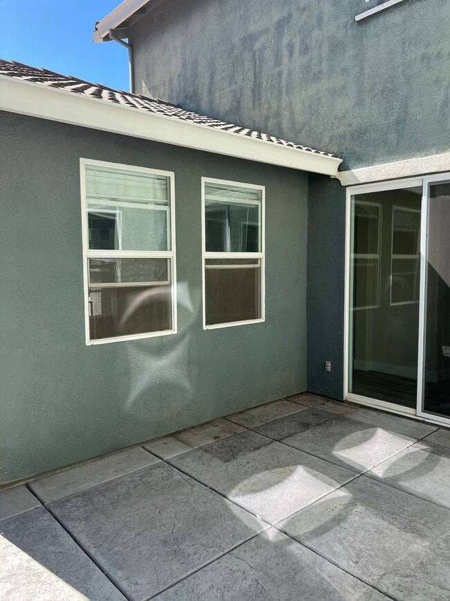 Building Photo - Move in Special $200.00 off first month's ...