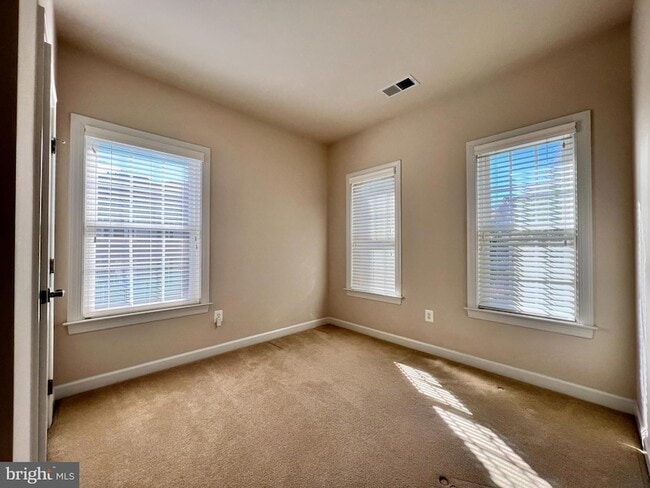 Building Photo - 376 Parkview Ave