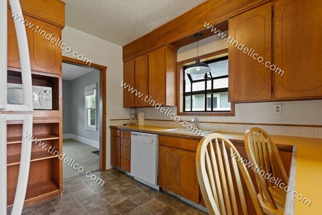 Building Photo - Pet Friendly 4 bedroom 2 bathroom home located blocks from University of Portland!