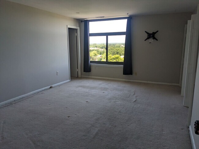 Building Photo - 2 Bedroom Condo in Towson