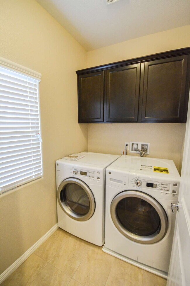Building Photo - "Spacious 4-Bedroom Retreat with 2.5 Baths in Vibrant Las Vegas Locale!"