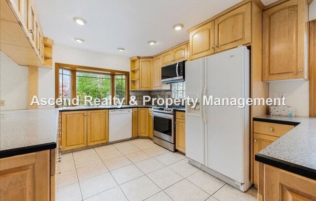 Building Photo - Available NOW! 3 Level 4bed/3bath Convenie...