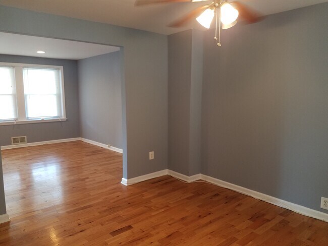 Building Photo - Charming 3 Bedroom/1 Bathroom Townhome in ...