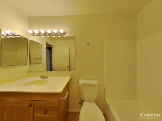 Building Photo - 669 W Barrow Dr