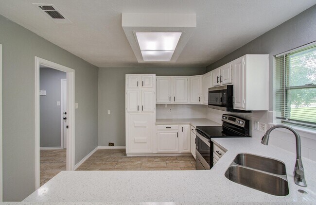 Building Photo - 13215 Bunker Hill Dr