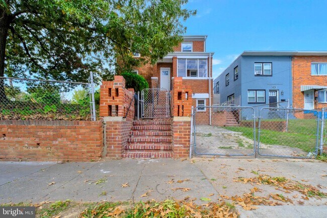 Building Photo - 5230 Blaine St NE