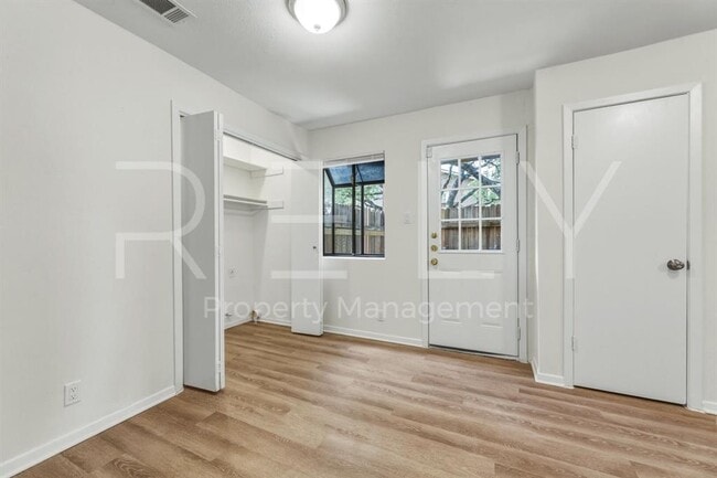 Building Photo - 302 Algerita Dr