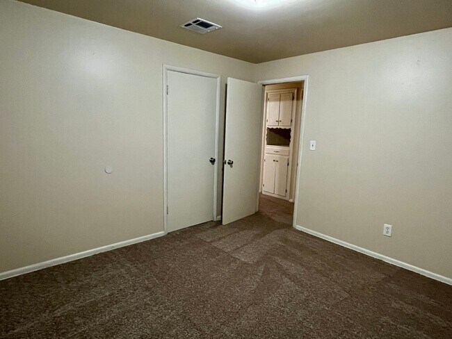 Building Photo - Charming Moore Home with Big Backyard!