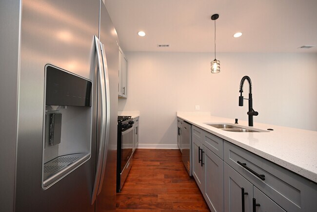 Building Photo - 1630 W Thorndale Ave