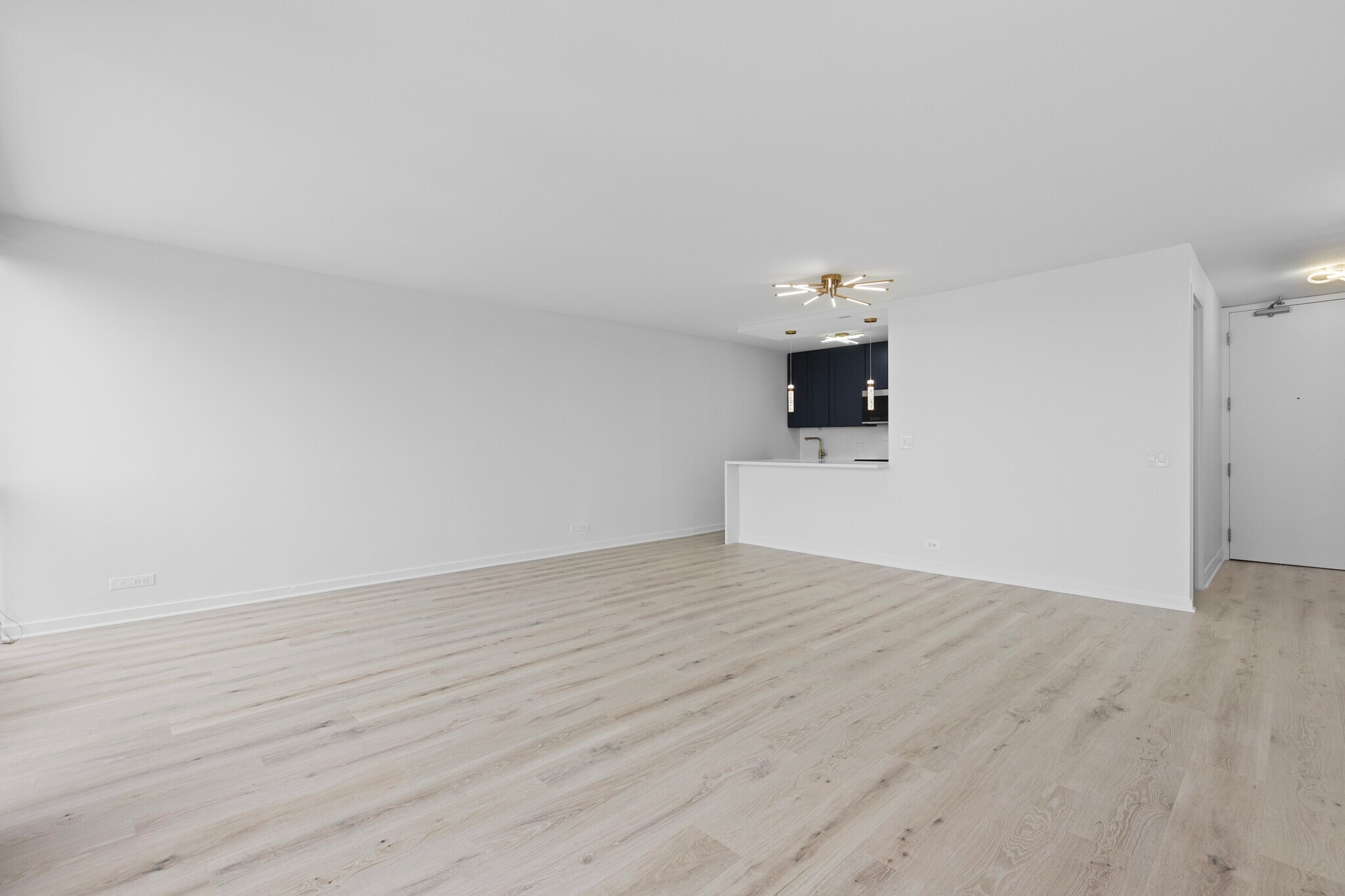 Building Photo - 4343 N Clarendon Ave