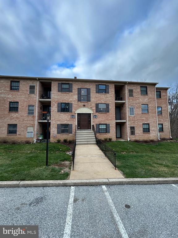 Building Photo - 3223 Valley Dr