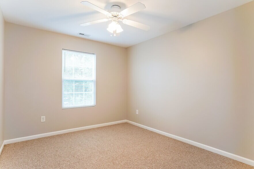 Building Photo - 708 Calavaras Ln