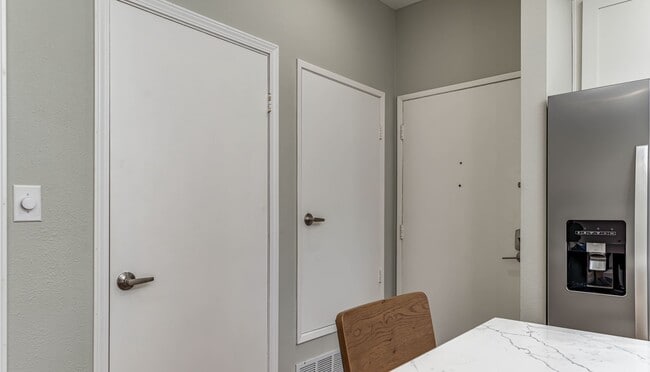 Building Photo - Modern 1 Bedroom Condo with Lakes in the c...