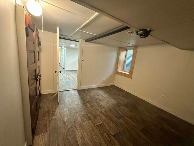 Building Photo - 811 St James St