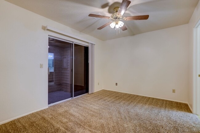 Building Photo - Condo in Montana Villas!