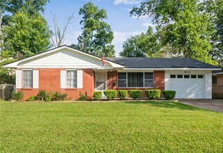 Building Photo - 833 Camilla Dr