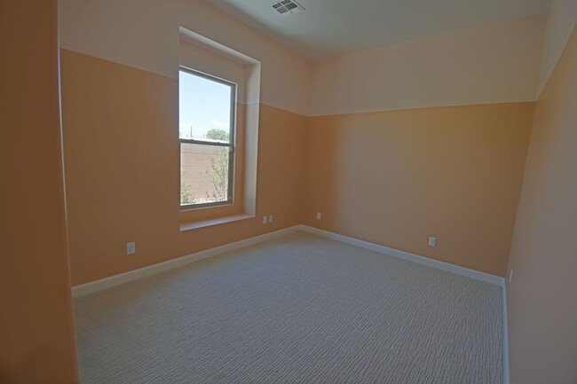 Building Photo - 4bd/3ba Spacious Home Available in the North Valley!