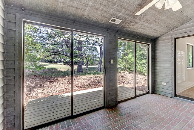 Building Photo - Lovely Town Home in Inland Greens