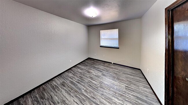 Building Photo - 906 Garden Grove