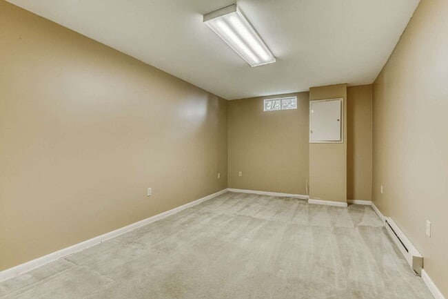 Building Photo - Modern Comfort and Convenience Await