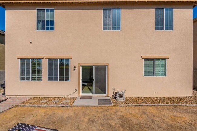 Building Photo - Spacious 4 Bed 2.5 Ba in Gated Community