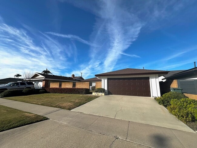 Building Photo - Spacious 4-bedroom, 2.5-bath Home Fountain Valley