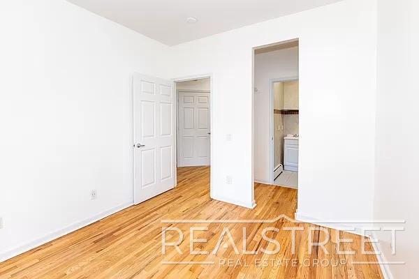 Building Photo - Bright & Modern 3BD/2BA Top-Floor Unit wit...