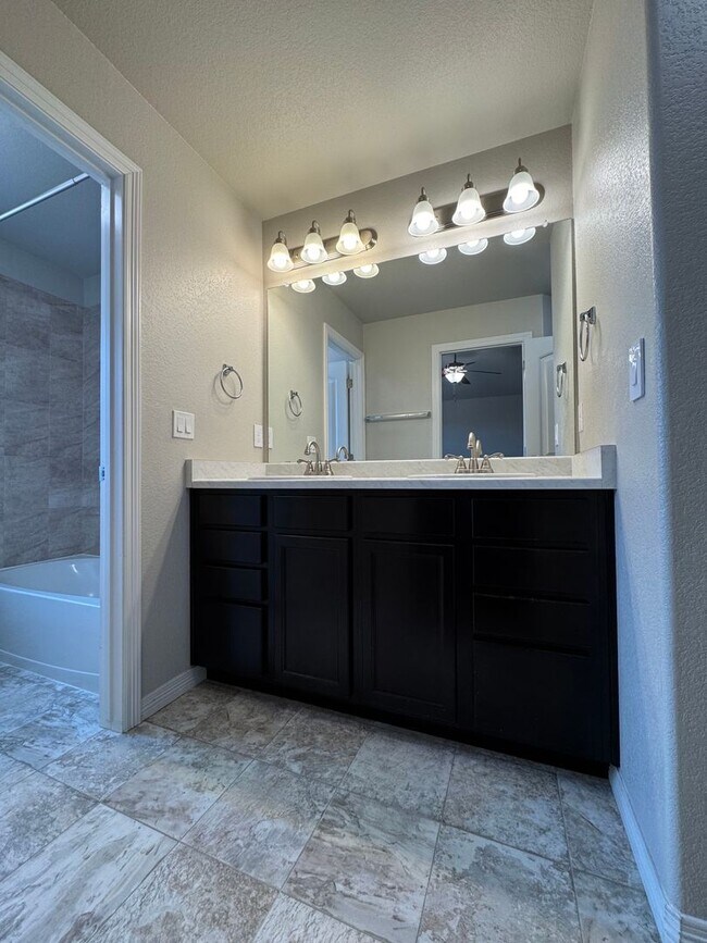 Building Photo - Newer 4 bedroom in The Vistas at Meridian Ranch
