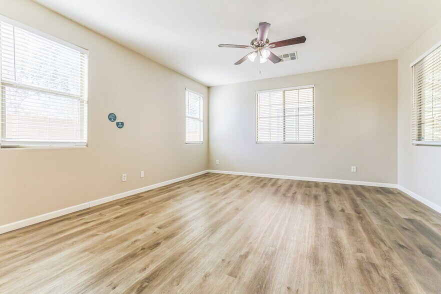 Building Photo - 3809 E Santa Fe Ln