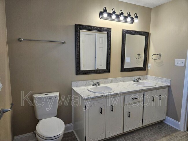 Building Photo - 2326 Greengate Dr