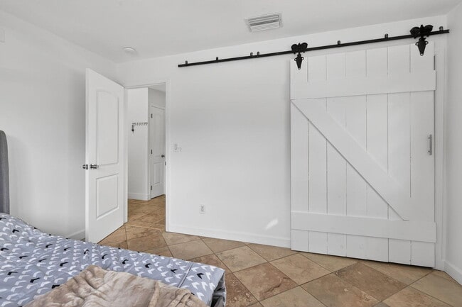 Building Photo - 4540 SW 28th Terrace