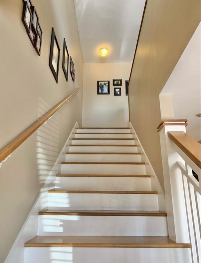 Building Photo - 2 BEDROOM 2.5 BATH TOWNHOME WITH DOWNTOWN ...