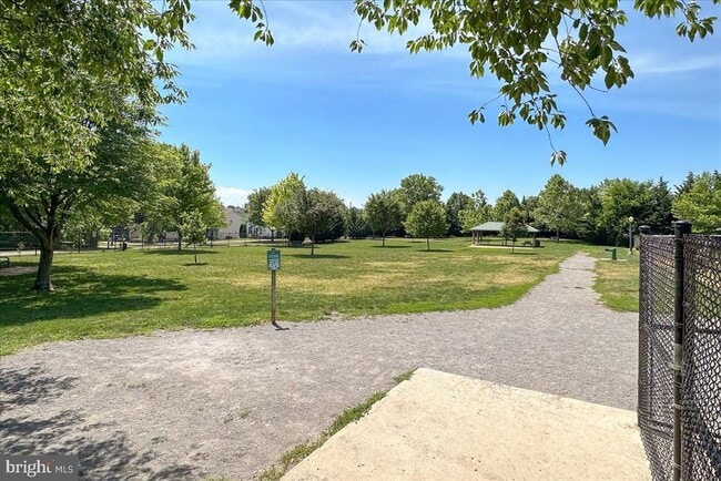 Building Photo - 250 N Mulberry St